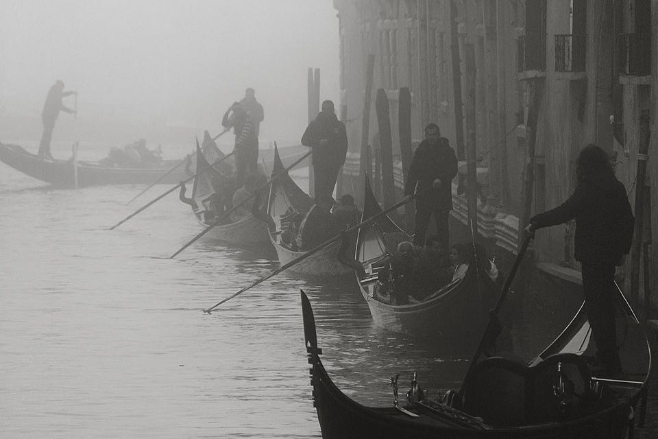 Schwarz Weiss Bild von Gondeln und Gondoliere in Venedig