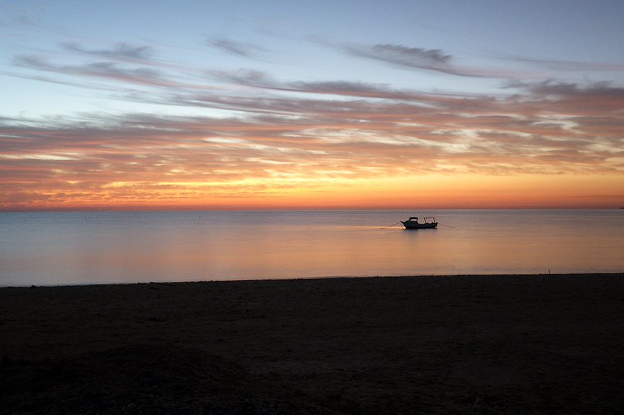 Fischerboot im Sonnenuntergang auf dem Roten Meer