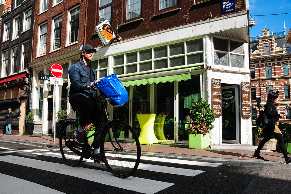 Radfahrer mit Hollandfahrrad in Amsterdam