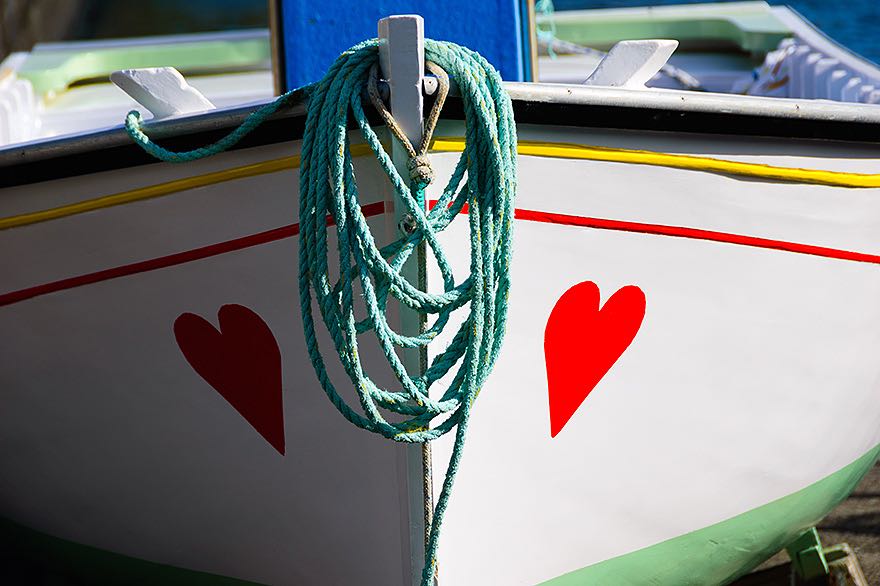 Boot mit Herz Malerei im Hafen von Vila Franca do Campo