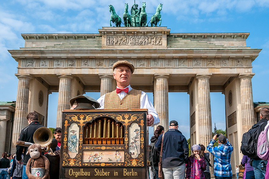 In Berlin am Brandenburger Tor mit einer Digitalkamera fotografieren lernen 