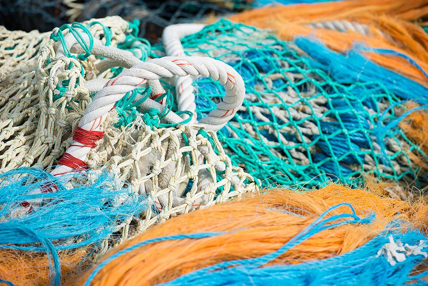 Bunte Fischernetze und Taue im Hafen von Barfleur