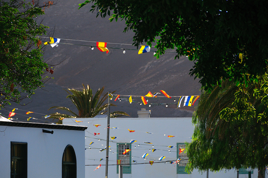 Fahnen in Yaiza auf Lanzarote