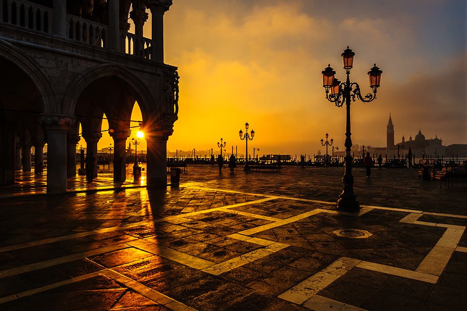 Der Markusplatz in Venedig fotografiert in der blauen Stunde