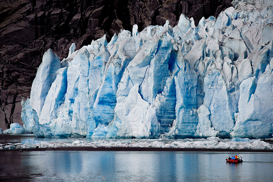 Kangerlussuatsiaq Fjord in West Groenland und Hurtigruten Polarcirkel Boot