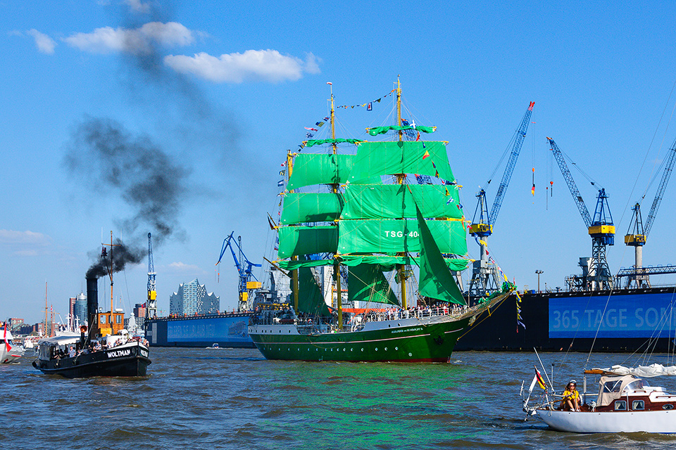 Segelschiff Fotografie waehrend der Auslaufparade des Hafengeburtstags