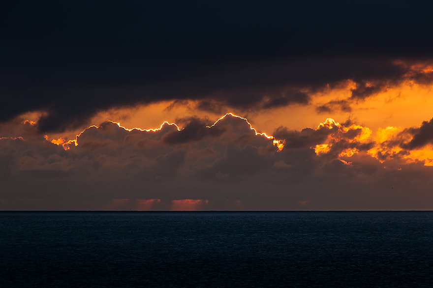 Wolkentuerme im Sonnenuntergang fotografiert im Hafen von Helgoland
