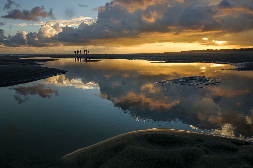 Hobbyfotografen im Sonnenaufgang am Strand