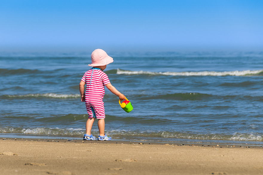 spielendes Kind am Strand von Juist