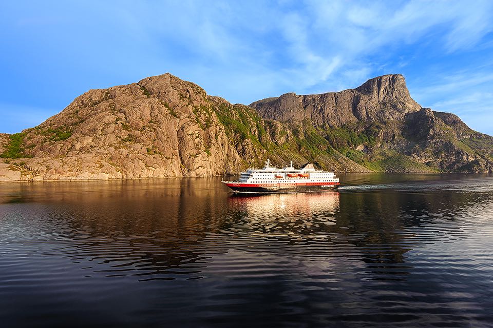 Zwei Postschiffe begegnen sich im Fjord