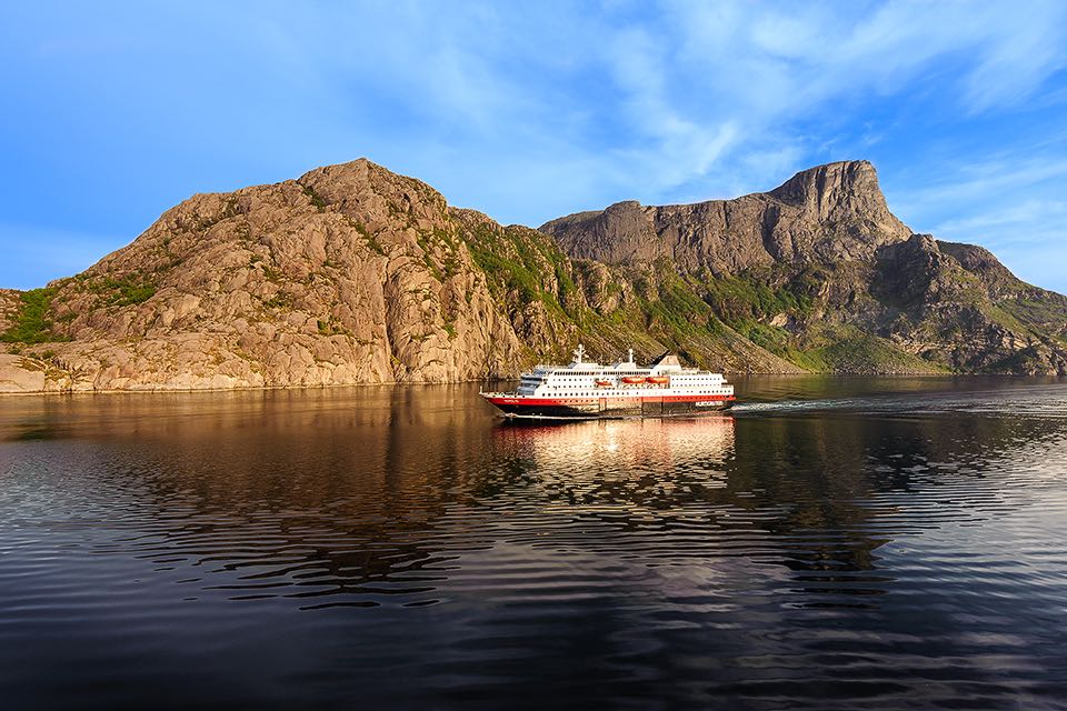 Zwei Postschiffe begegnen sich im Fjord