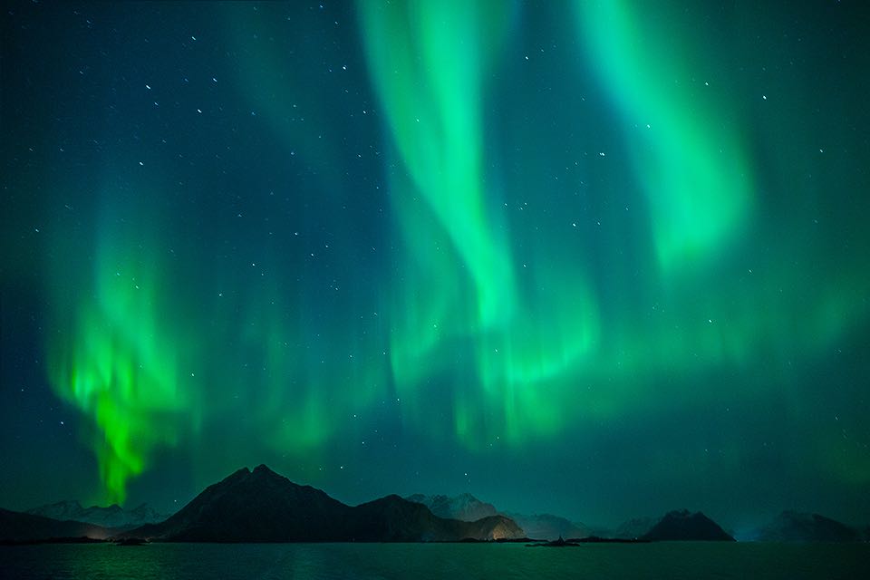 Nordlicht in der Form einer Spirale die in den Himmel aufsteigt