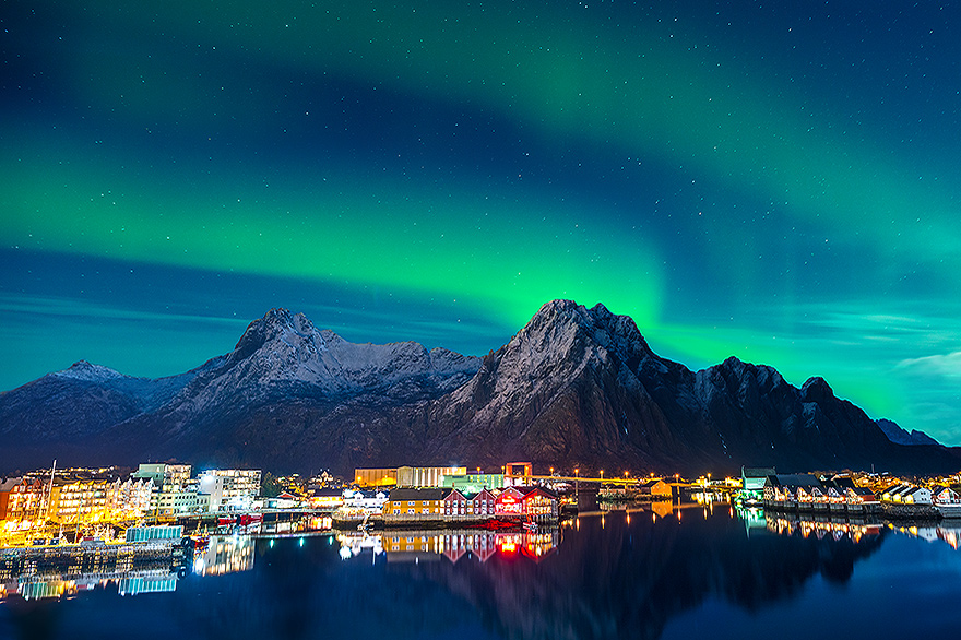 Hurtigruten Fotoseereise mit Kursen für schoene Nordlichtfotos in Svolvaer