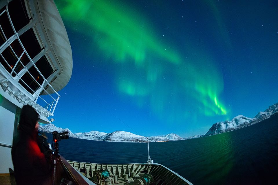 Nordleuchten ueber den Berggipfeln der Lofoten