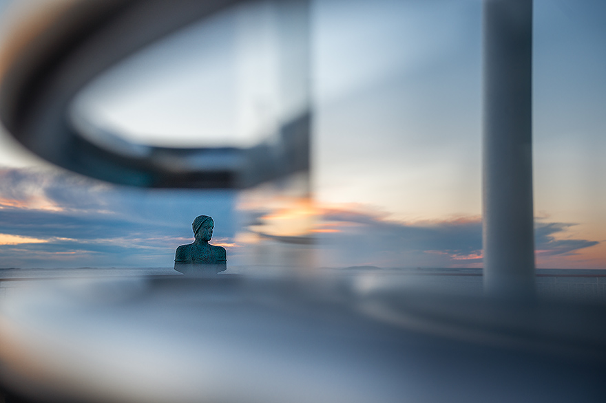 Skulptur am Swimmingpool auf dem Hurtigruten Schiff Finnmarken