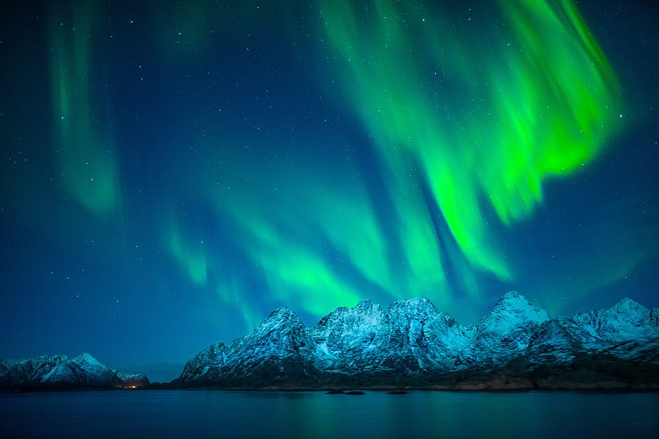Gruene Nordlicher auf der Hurtigruten Fotografie Reise