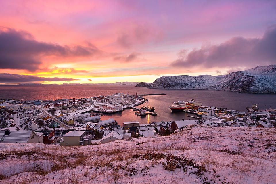 Hafen von Honningsvaeg mit dem Hurtigruten Schiff MS Trollfjord