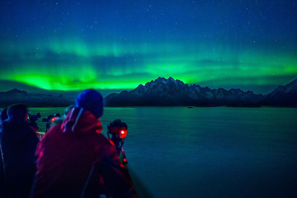Fotograf der Nordlicht auf einem Hurtigruten Schiff fotografiert