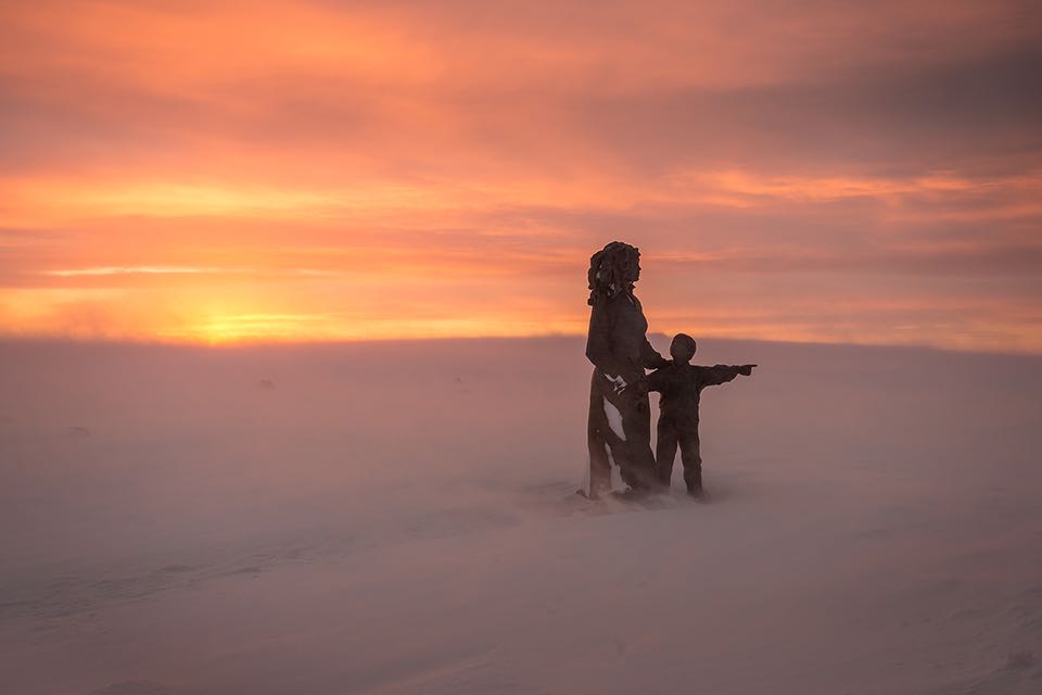 Frau mit Kind Skulptur am Nordkap