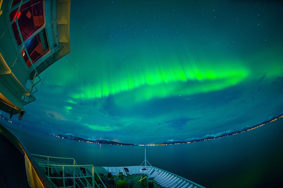 Hurtigruten Schiff im Polarlicht in Norwegen