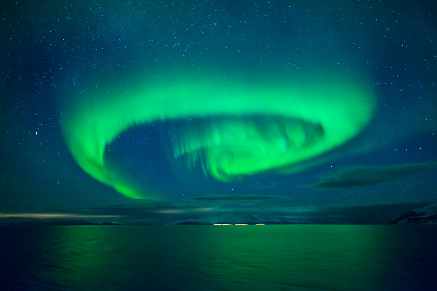 Polarlichtfotografie vom Bug eines Hurtigruten Expeditionsschiffes