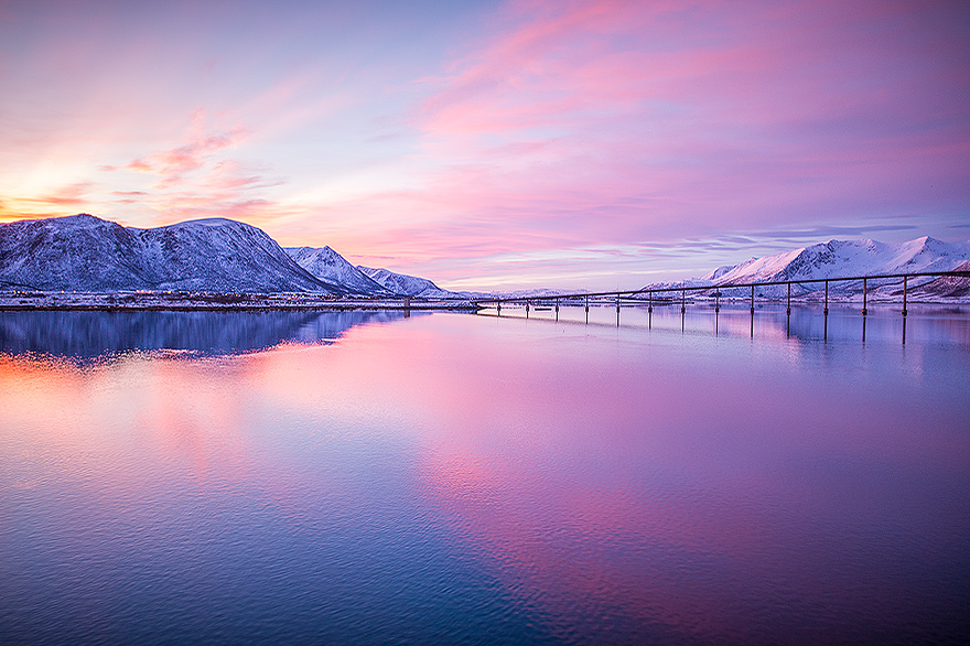 Schoene Wasserspiegelung des Himmels im norwegischen Fjord