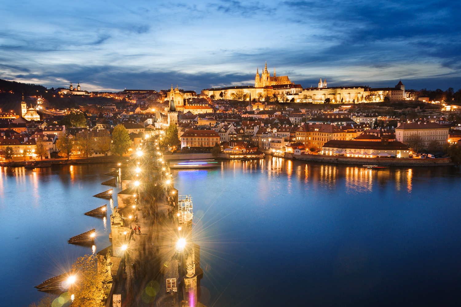 Fotografie Kurse in Prag zur  blauen Stunde an der Moldau 