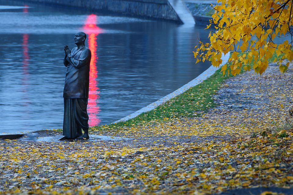 Ein betender Moench am Ufer der Moldau im Kampa Park in Prag