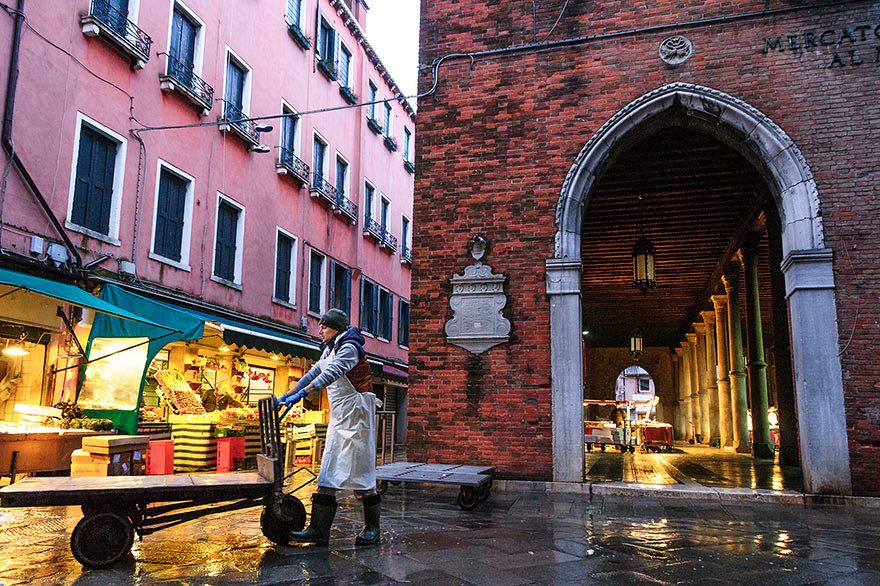 Der Fischmarkt in Venedig nahe der Rialto Bruecke
