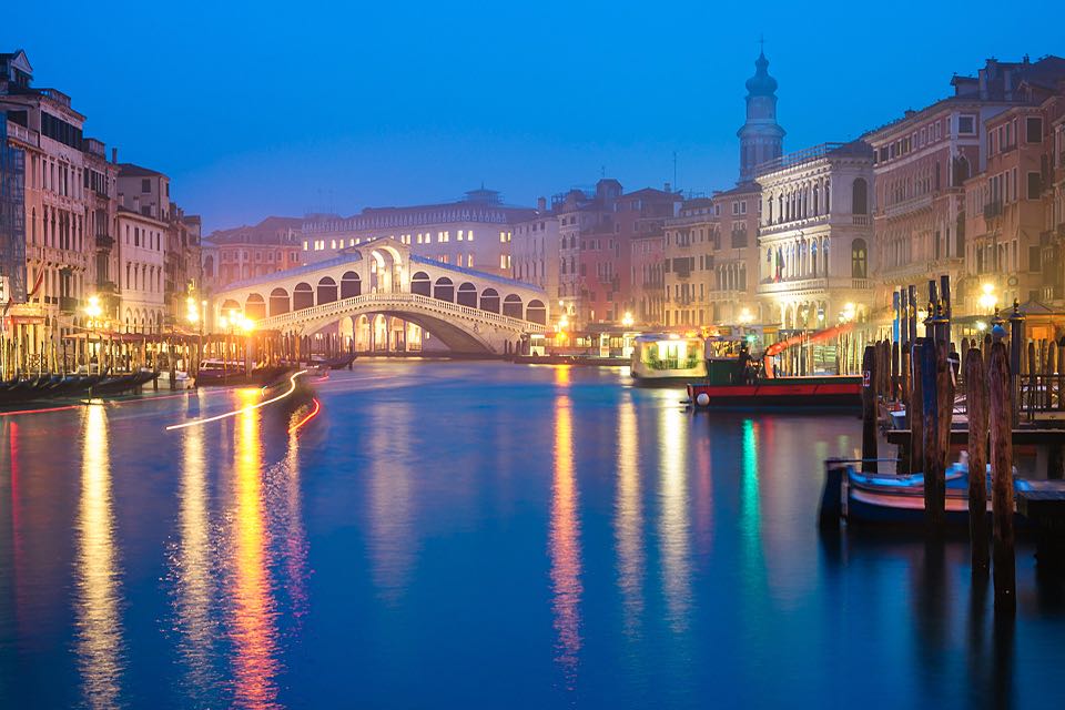 Rialto Bruecke und Canal Grande in Venedig zur Blauen Stunde 